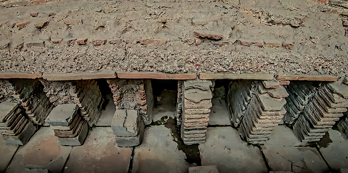 I pilastrini di laterizio e l’intercapedine sotto il pavimento del tepidarium delle Terme Stabiane a Pompei